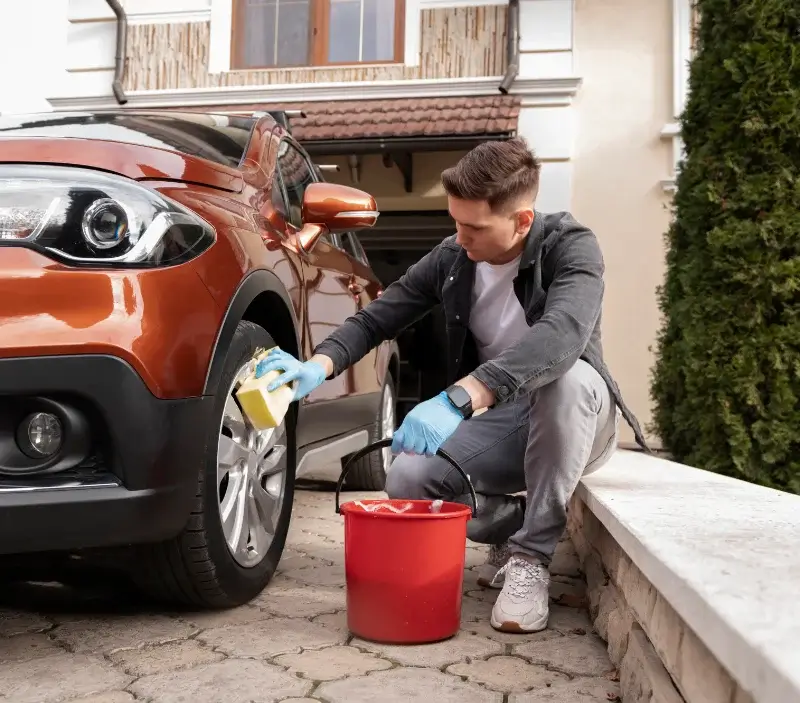 Lavage auto à domicile Nouainville : professionnel intervenant sur un véhicule